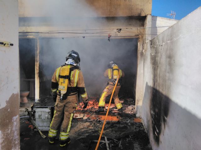 Atendidas dos personas que ha resultado heridas por quemaduras en el incendio de una vivienda en Roldán