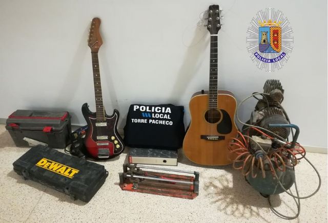 Detenidos tres individuos que fueron sorprendidos cuando transportaban los objetos robados en el interior de una vivienda