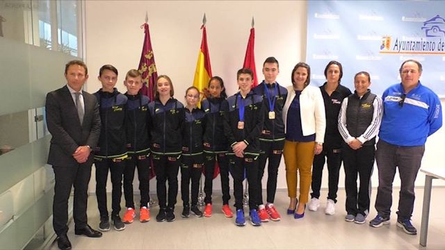El Alcalde de Torre Pacheco, recibe a deportistas del Club Koryo, medallistas en el Campeonato de Europa por Clubes de Combate