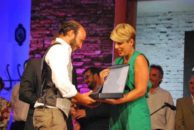 La consejera Noelia Arroyo entrega el premio al ganador del Festival Internacional de Cante Flamenco de Lo Ferro