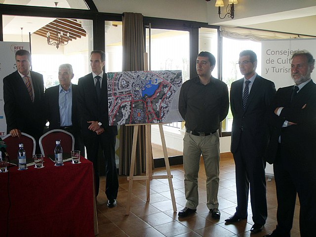 De izquierda a derecha: el director gerente de la Federación Española de Tenis, Alberto Riva, el presidente de la Federación Murciana de Tenis, Antonio García, el presidente de Polaris World, José Luís Hernández, el consejero de Cultura y Turismo, Pedro Alberto Cruz, el alcalde de Torre Pacheco, Daniel García, y el vicepresidente económico de la Federación Española de Tenis, Enrique Campillo.