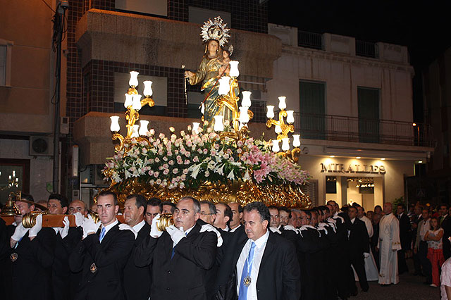 Procesión con la Virgen del Rosario