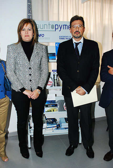 El director del Info, Juan José Beltrán, inaugura el Servicio de Información de Torre Pacheco
