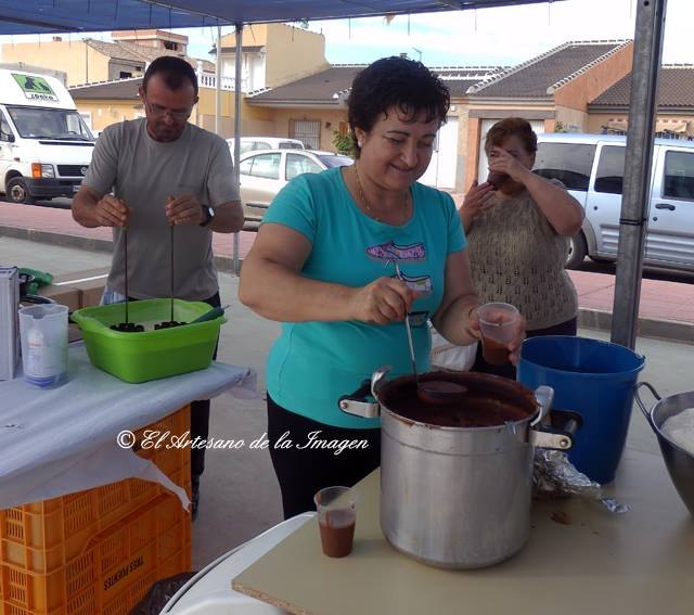 Soledad sirve chocolate a los trilladores y vecinos, mientras un vecino artesano realiza flores