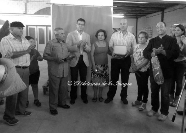 Campesino del Año a D. Alfonso Martínez Celdrán arias “Poche”, D. Luciano Martínez Ros, el Alcalde de Torre Pacheco D. Daniel García Madrid, familiares del homenajeado a titulo póstumo D. Antonio Martínez Castillo, el Presidente de la A.VV. de Roldán D. Antonio José Martínez Saura y detrás la Concejala de Educación, Cultura y Deportes Doña Araceli Martínez Roca