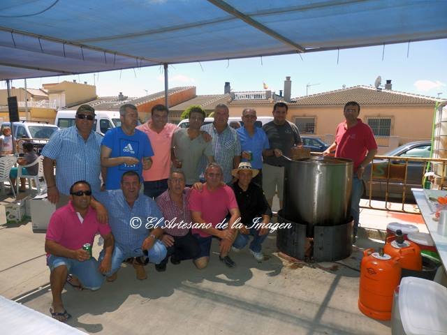 La Asociación Cultural Gastronómica de Roldán en la parte superior y de Izq a dcha. José (Vocal), José Enrique (Vocal), Eusebio (Vocal), Juan (Vocal), Antonio (Tesorero), Bartolo (Vocal), Antonio (Vocal), Francisco (Letrado), Aquilino (Colaborador), Francisco (Vocal), Vicente (Presidente), Antonio (Vocal) y El Cocinero de Honor Antonio José