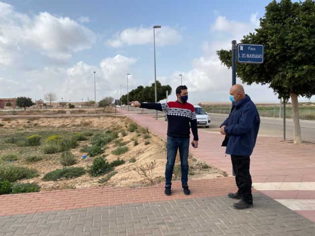 El Ayuntamiento procede a la mejora del alumbrado en la avenida de las Américas de Roldán