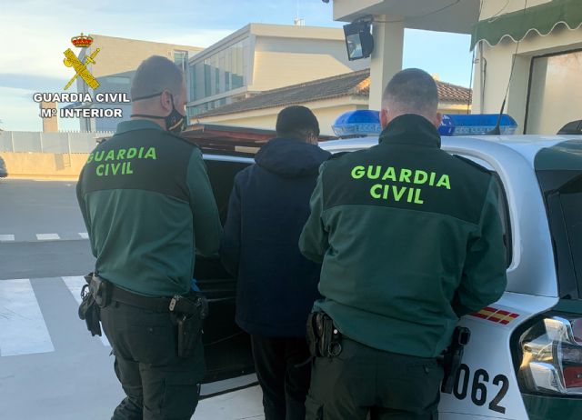 La Guardia Civil detiene en Torre Pacheco a un joven delincuente dedicado a robar en viviendas
