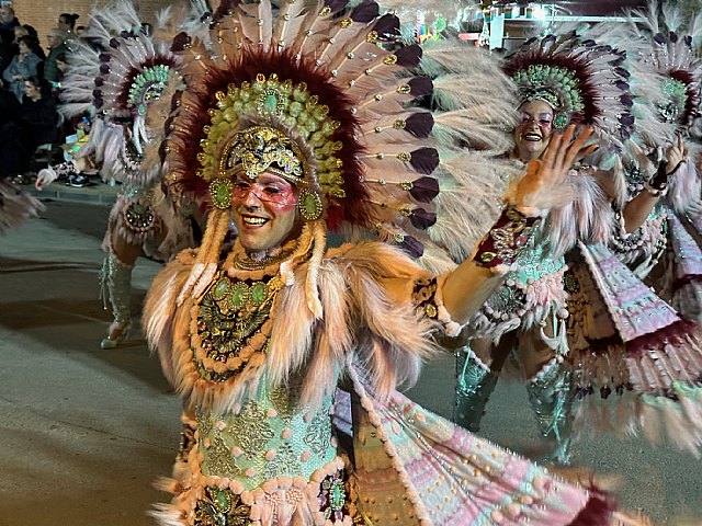 36 comparsas llenaron las calles de música y color