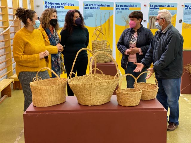 La exposición “El esparto y su artesanía” en la Semana Intercultural del IES Gerardo Molina