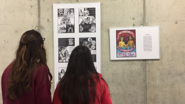 La exposición '...de ellas' en la Sala de Exposiciones de la Biblioteca de Torre-Pacheco.