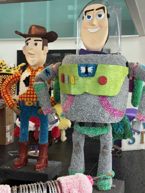 Exposición de figuras de papelillo pertenecientes a carrozas de 2025 en el Ayuntamiento de Torre Pacheco