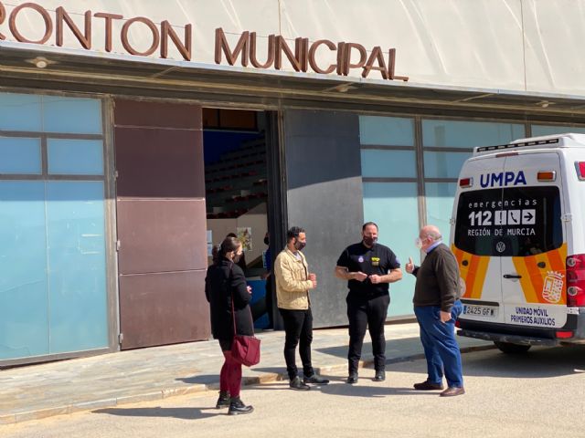 Conserjes de instalaciones deportivas realizan el curso en formación en D.E.S.A. impartido por Protección Civil Torre Pacheco