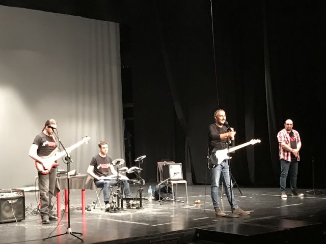 Los niños y niñas del colegio Fontes de Torre-Pacheco asisten a una lección de rock and roll