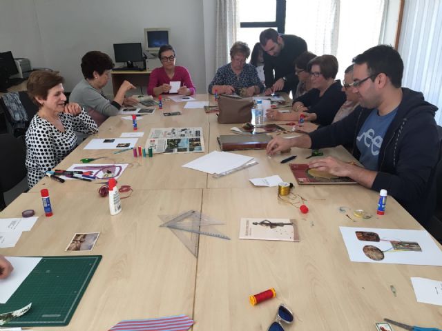 El Pachequero Berman impartió talleres de Ilustración mediante la técnica del collage en San Cayetano y Torre-Pacheco