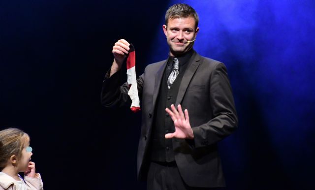 Rotundo éxito de convocatoria y solidaridad en el 9º festival de magia solidaria CAES Torre Pacheco