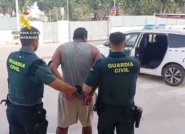 La Guardia Civil intercepta un turismo y sorprende al copiloto con un bolso repleto de droga