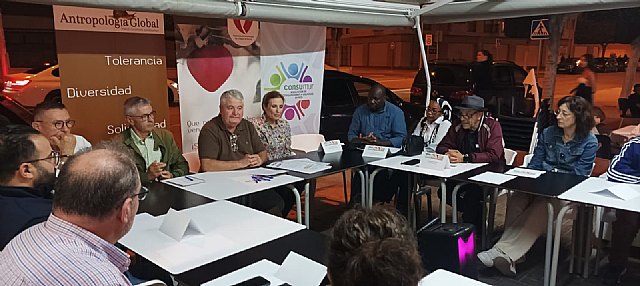 Representantes de consulados y organizaciones sociales debaten sobre la inmigración en el encuentro organizado ayer en el Kebab de Torre Pacheco asaltado el pasado mes de julio