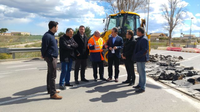 Fomento repara el firme de la carretera que conecta Torre Pacheco con la pedanía de Roldán