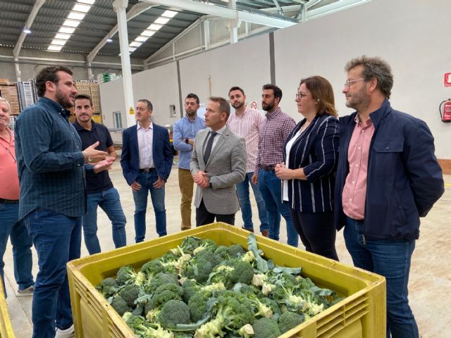 El alcalde visita la empresa Gladiator en Roldán