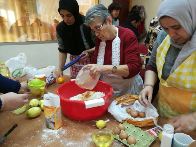 Aprendiendo Tradiciones: Taller de dulces navideños