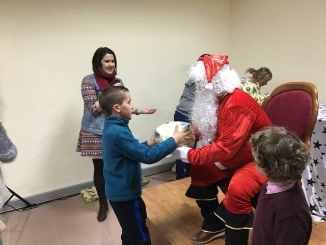 Más de un centenar de niños recibieron su regalo navideño