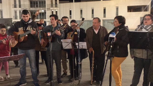 La inauguración del Belén municipal contó con la actuación de la Rondalla Virgen de los Dolores y los Coros y Danzas Ntra. Sra. del Rosario