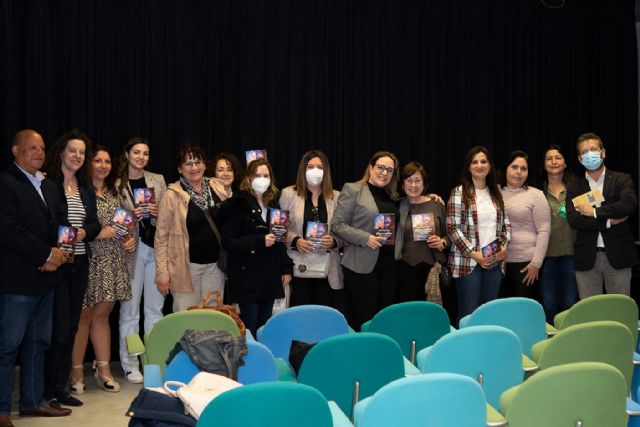 Presentación del libro Nos reciben desnudos, nos despiden con ropa de Loredana Dieguez