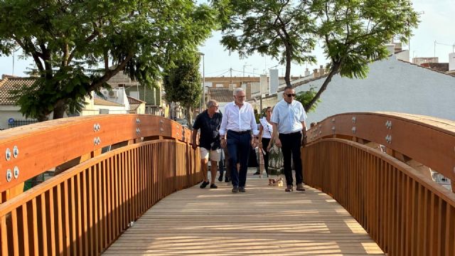 Una nueva pasarela peatonal conecta el Barrio de Santiago sobre la rambla