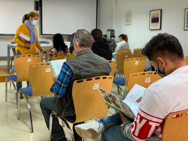 20 personas realizan un taller de manipulador de frutas y hortalizas en Torre Pacheco