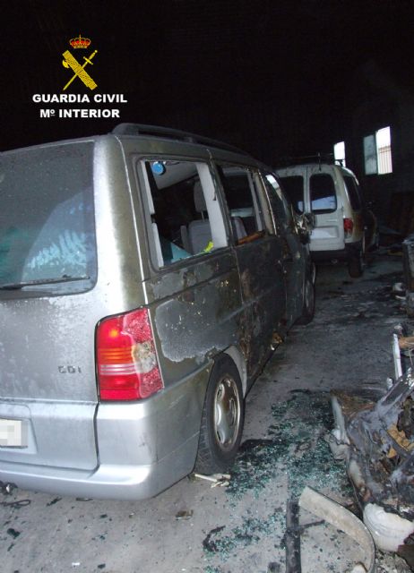 La Guardia Civil detiene a una persona por el incendio en dos naves industriales y un vehículo en Torrepacheco