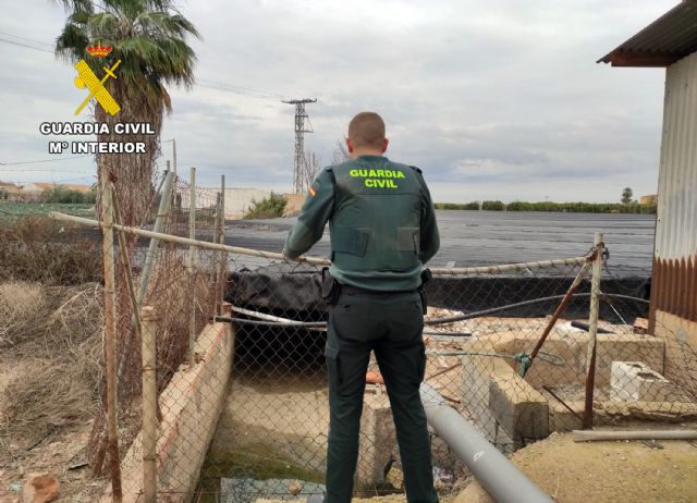 La Guardia Civil rescata in extremis a un joven que había caído a una balsa de riego