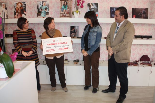 Antonia Peñalver y Noemi Fuentes recogen su premio “compra por la cara”