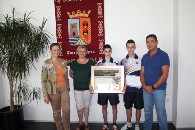 La alcaldesa de Torre-Pacheco recibe al medallista en el mundial de taekwondo cadete Arturo Gómez