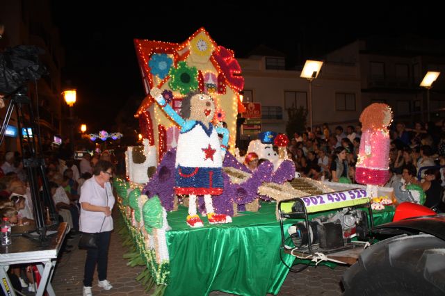 Star Majoretes obtiene el primer premio en el Desfile de Carrozas de Papelillo