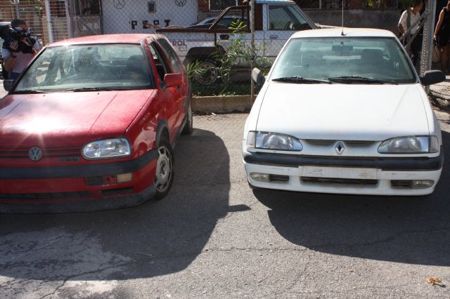 El Ayuntamiento cede dos coches del depósito al IES Gerardo Molina, para que sus alumnos realicen prácticas