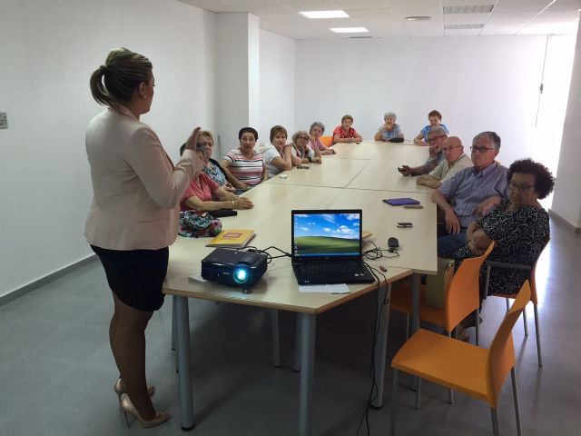 Curso intensivo de manejo de teléfono móvil para personas mayores en Torre-Pacheco