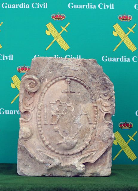 La Guardia Civil recupera en Torre Pacheco un escudo heráldico datado en el siglo XVI