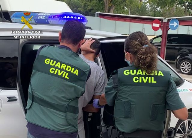 La Guardia Civil detiene a dos jóvenes dedicados a cometer robos en interior de vehículos