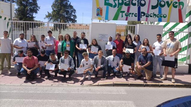 Los alumnos-trabajadores del programa mixto de empleo y formación-garantía juvenil “Luciérnaga” reciben sus diplomas