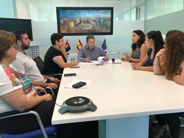 El Ayuntamiento de Torre Pacheco firma un convenio de colaboración con la Asociación Sociocultural 7 de Agosto San Cayetano