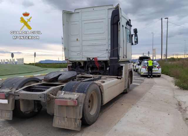 La Guardia Civil investiga al conductor de un camión que sextuplicaba la tasa máxima de alcohol, en la carretera RM-F14