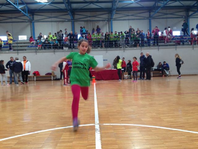 10 centros educativos y más de 120 escolares participan en 'Jugando al Atletismo', alevín en Roldán