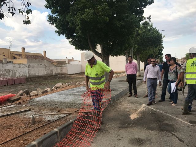 La próxima semana finalizan las obras de reparación de aceras y alcorques de la avenida de Murcia en la pedanía de Balsicas