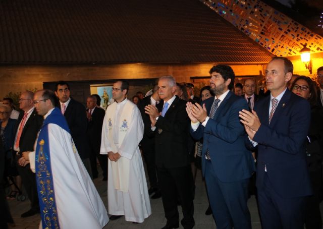 El presidente de la Comunidad asiste a la procesión en honor a la Virgen del Rosario, patrona de Torre Pacheco