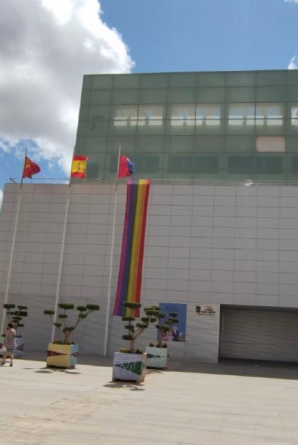 VOX interpone acciones legales contra la instalación de la bandera LGTBI en la fachada del Ayuntamiento de Torre Pacheco