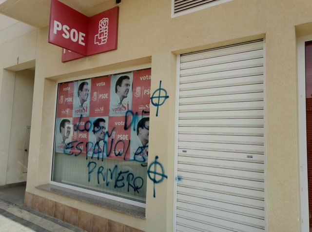 Aparecen nuevas pintadas fascistas en la sede del PSOE de Torre Pacheco