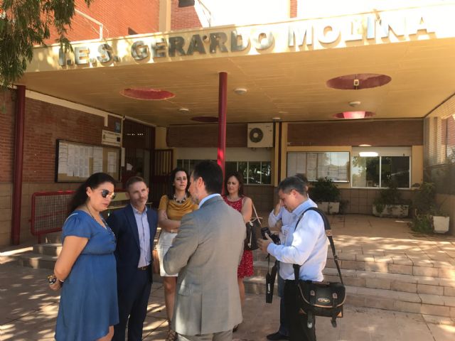 El Alcalde de Torre-Pacheco, y el director general de Formación Profesional y Enseñanzas de Régimen Especial visitan el Instituto de Educación Secundaria Gerardo Molina.