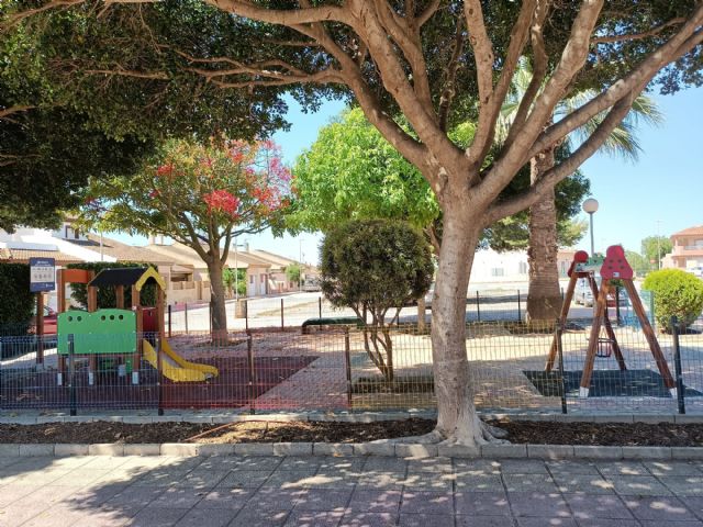 La concejalía de Parques y Jardines continúa con el mantenimiento y arreglo de las Zonas Infantiles
