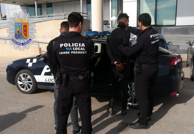 Agentes de Policía Local de Torre Pacheco detienen a dos jóvenes por perpetrar un robo en el interior de un vehículo en el Barrio de Fátima